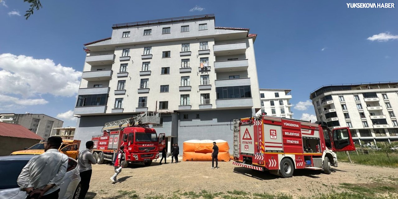 Yüksekova’da çatıya çıkan vatandaşı ikna çalışmaları sürüyor