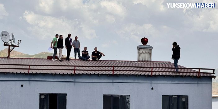 Yüksekova’da çatıya çıkan kişi ikna edilerek indirildi