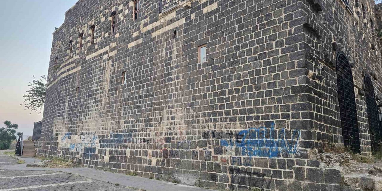 Şırnak'ta binlerce yıllık kale duvarlarını spreyle boyadılar