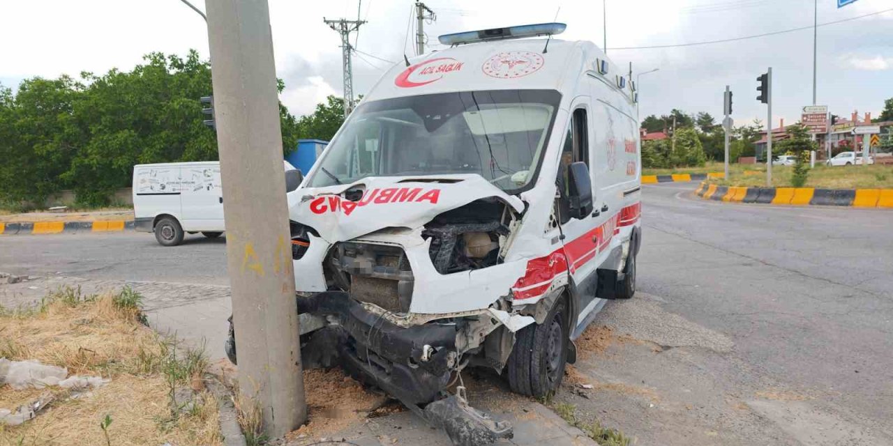 Bitlis’te ambulans ile otomobil çarpıştı: 10 yaralı