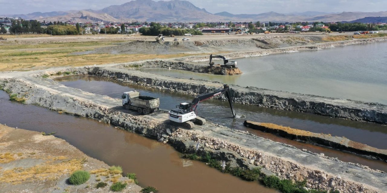 Van Gölü'nden 2 milyon 100 bin metreküp dip çamuru çıkarıldı