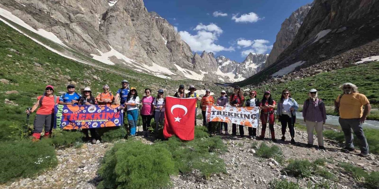 Hakkari’nin doğası İzmirli dağcıları büyüledi