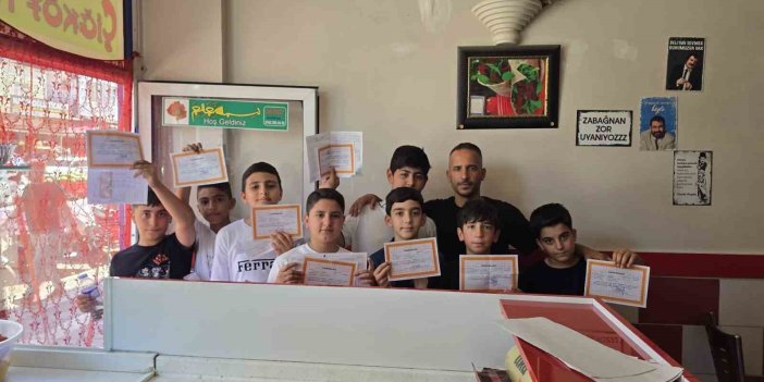 Takdir belgesini alan öğrenciler dürümcüye koştu