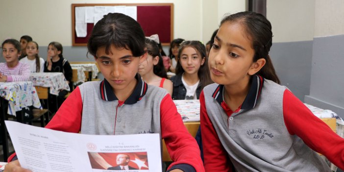 3 yıl okulun tek öğrencisiydi; nakilden sonra 32 arkadaşıyla karne heyecanı yaşadı