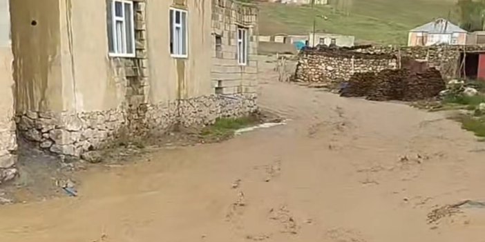 Başkale’de sağanak sonrası sel meydana geldi