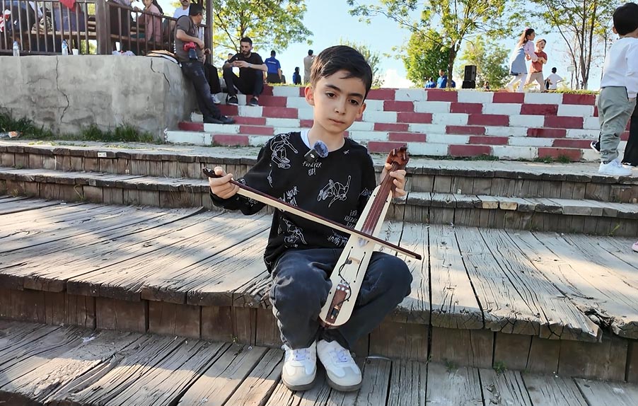 Giresunlu Mert Ali, Van'ın doğasında kemençesiyle büyüledi