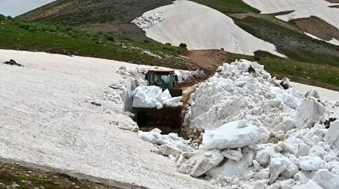 Bitlis’te karla mücadele devam ediyor