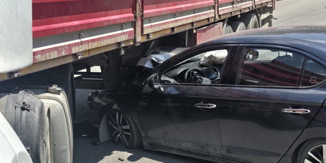 Çukurca'da otomobil tıra çarptı: 1 yaralı