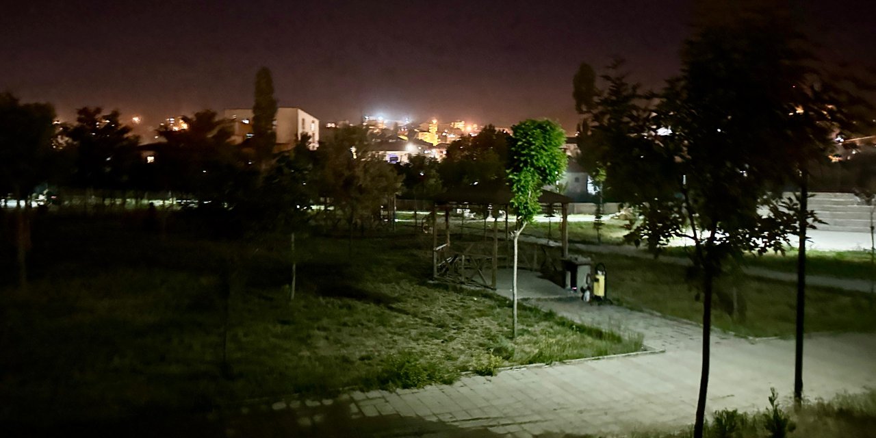 Yüksekova’da park aydınlatmaları yetersiz