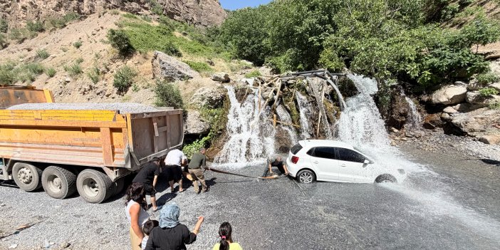 Şelalenin altına giren otomobil suda mahsur kaldı
