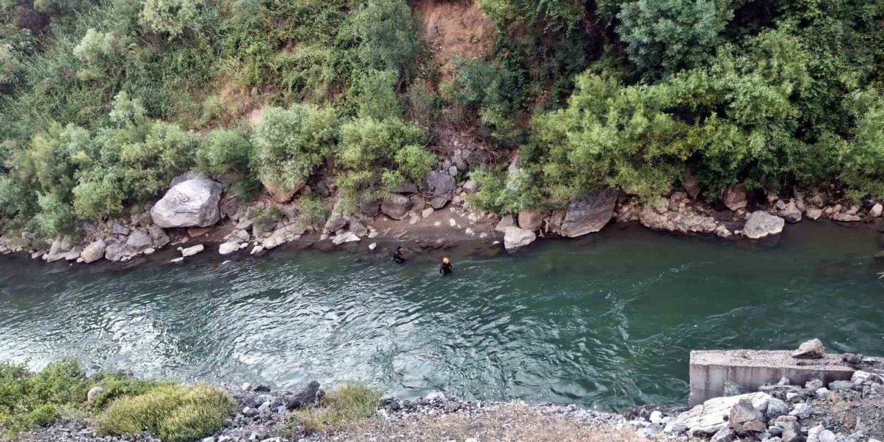 Bitlis’te dereye giren 3 kardeşten biri hayatını kaybetti, diğerini ise baba kurtardı