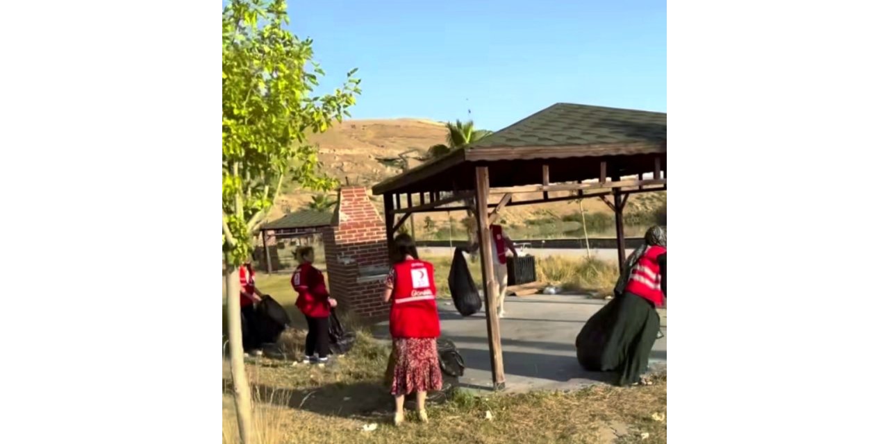 Cizre’de Kızılay gönüllülerinden çevre temizliği