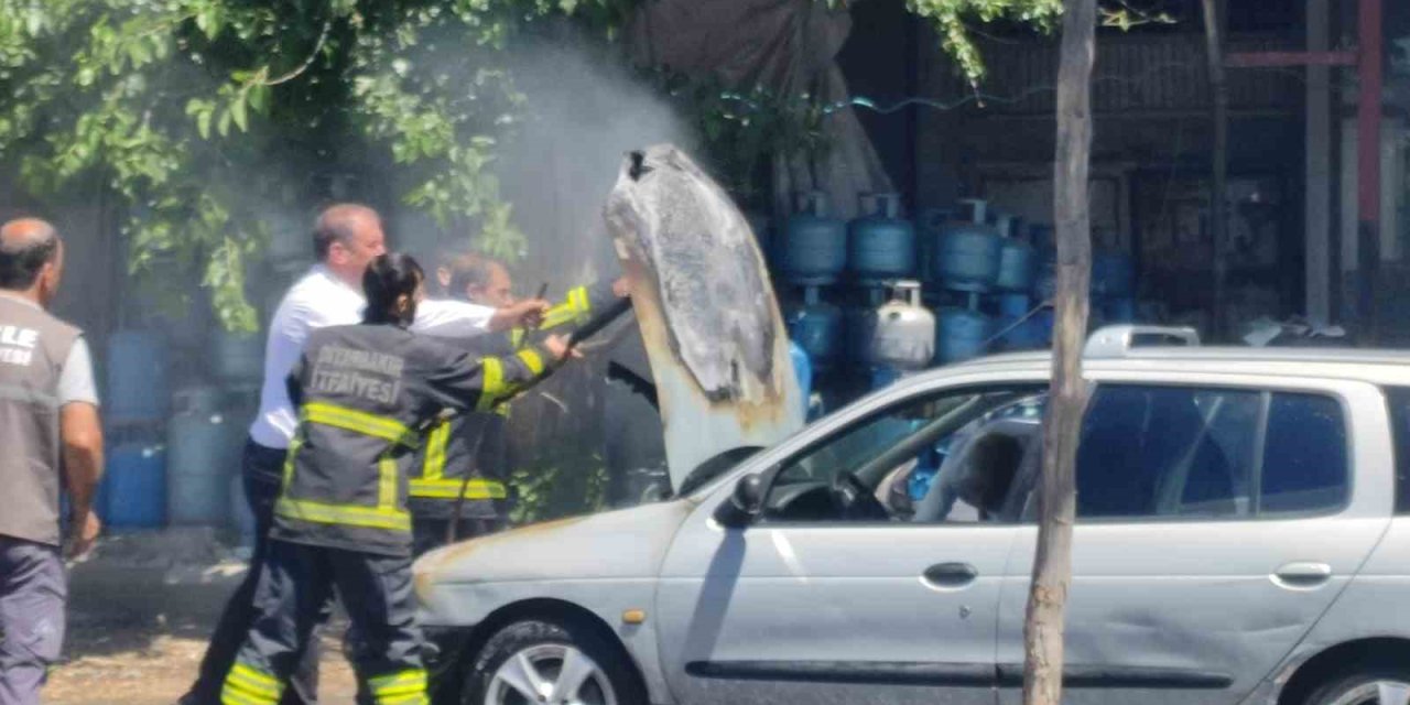 Diyarbakır’da otomobil bomba gibi patladı