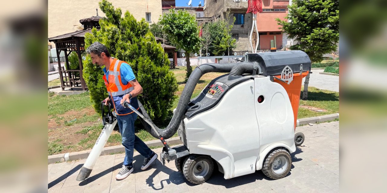 Elektrikli vakumlu araçla Hakkari’de temizlik çalışması