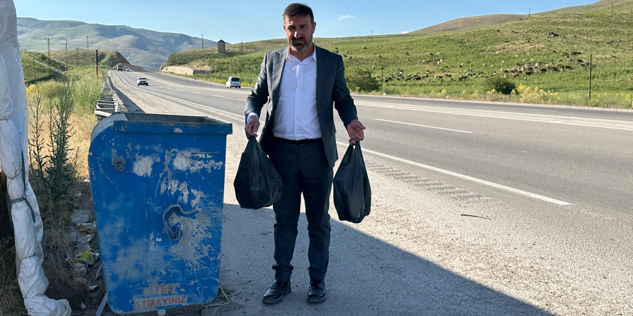 Yüksekova’da muhtar, yol kenarına atılan şişeleri topladı