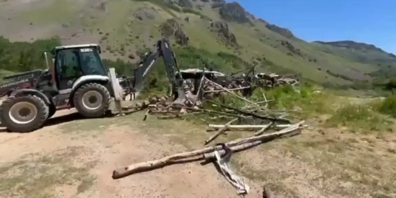 Bitlis'teki Nemrut Kalderası’nda kaçak yapılar yıkıldı