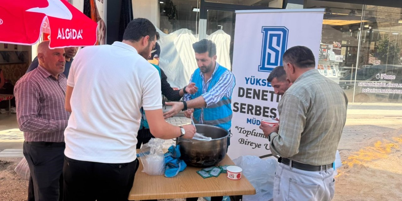 Yüksekova’da vatandaşlara aşure ikramı