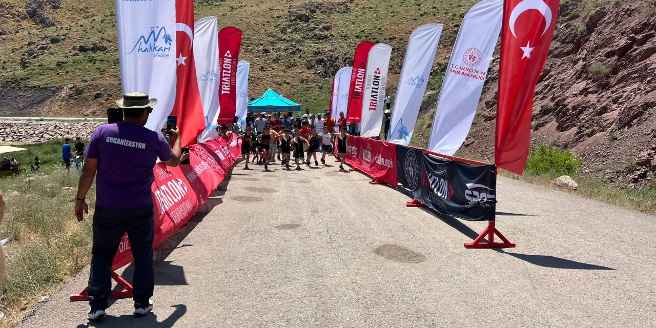 Yüksekova’da triatlon yarışları: 9 ilden 190 sporcu mücadele etti