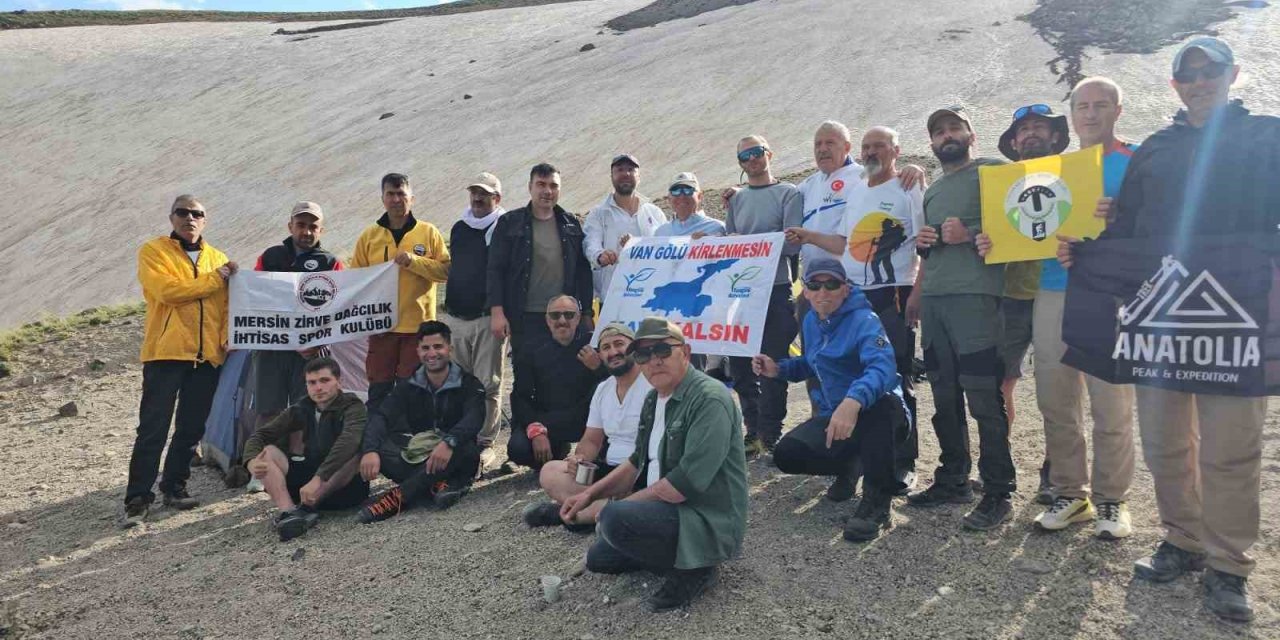 Vangölü aktivistlerinden Süphan Dağı zirvesinde mesaj