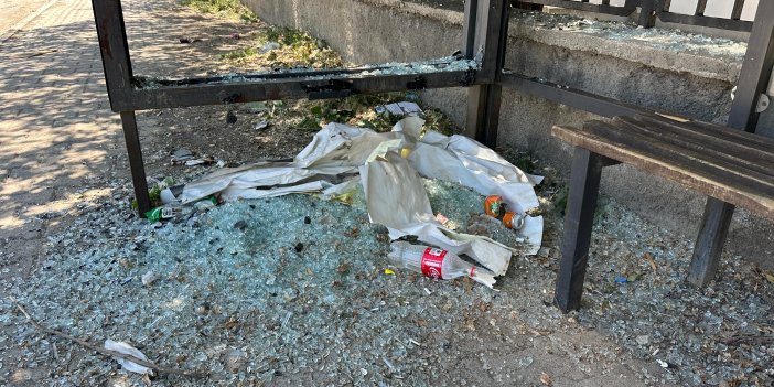 Yüksekova'da belediyenin onardığı duraklar yine saldırıya uğradı
