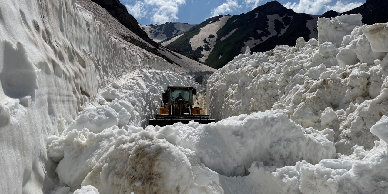 Yüksekova’da Cilo Dağı yolunun 14 kilometresi ulaşıma açıldı