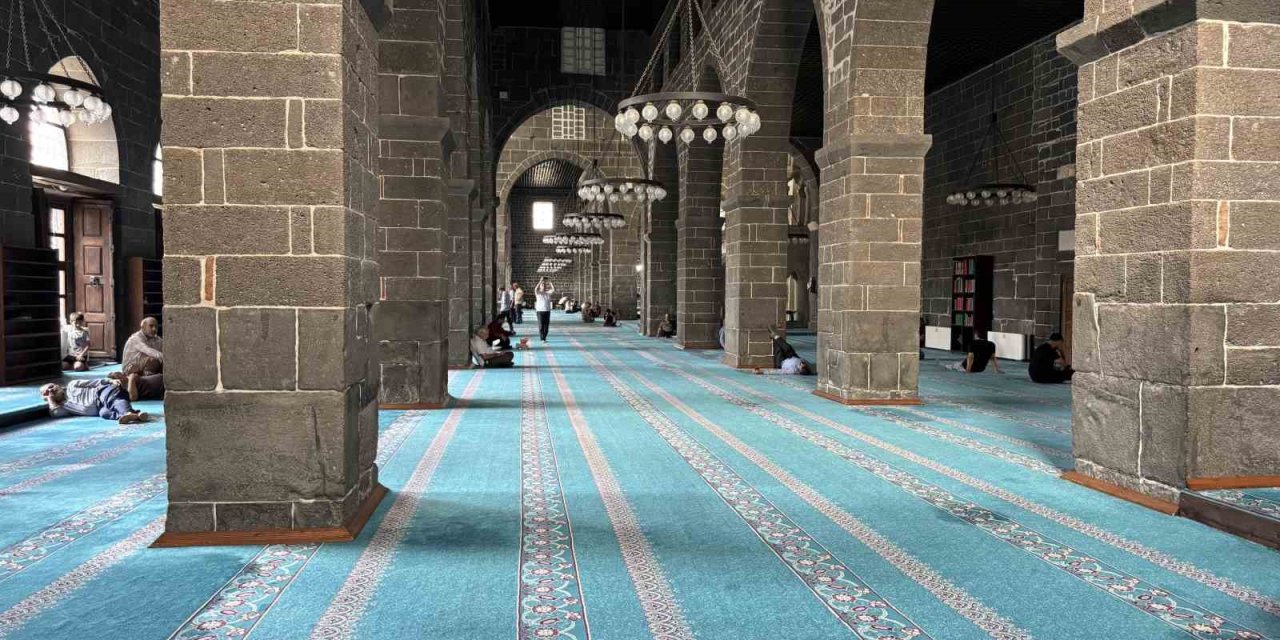 Diyarbakır'da 40 dereceyi gören vatandaşlar camilere sığındı