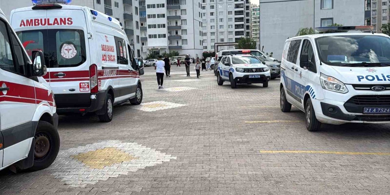 Diyarbakır'ın Yenişehir ilçesinde ev yangınında 1 kişi dumandan etkilendi