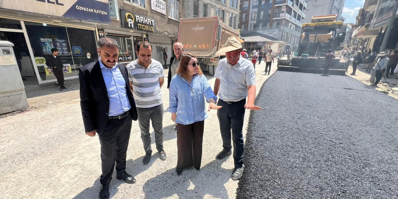 Yüksekova’da Sanat Sokağı ve 23 Nisan Caddesi’nde ssfalt çalışmaları başladı
