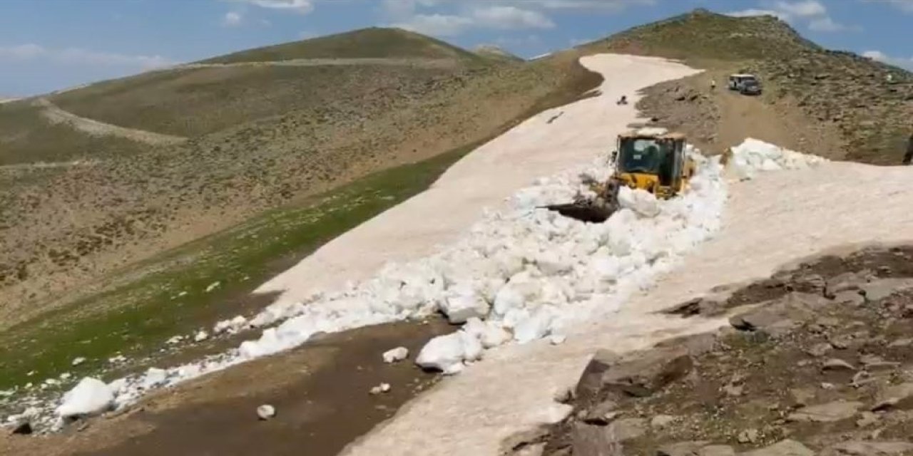 Bitlis'te temmuz ayında karla mücadele devam ediyor
