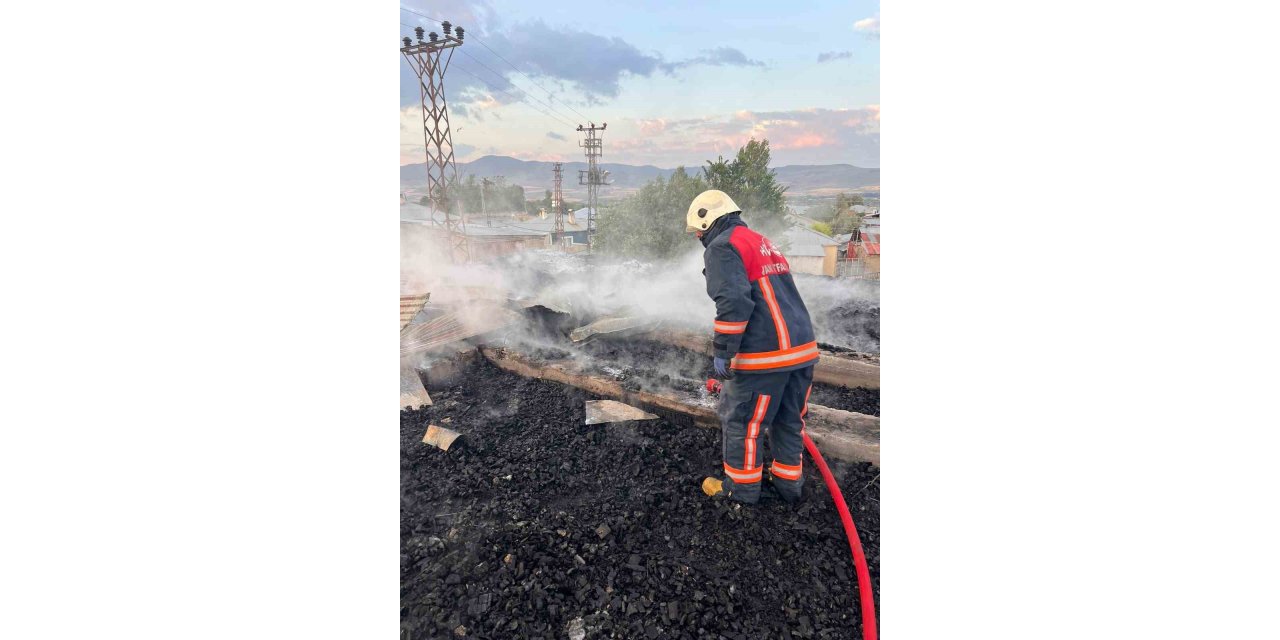 Van’da camide yangın çıktı