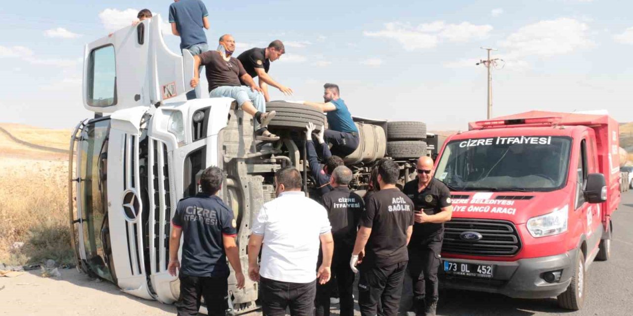 Cizre’de virajı alamayan tır devrildi: 1 yaralı