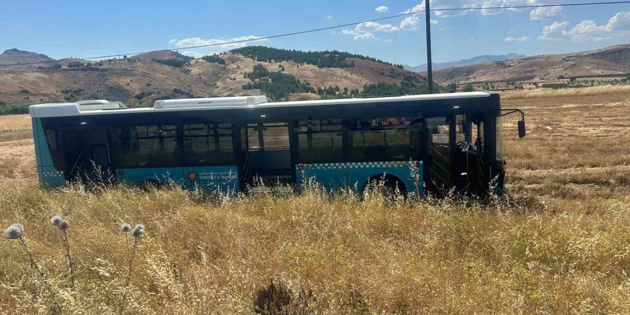 Diyarbakır'da çarpışmaktan kaçtılar kazadan kaçamadılar: 2 yaralı