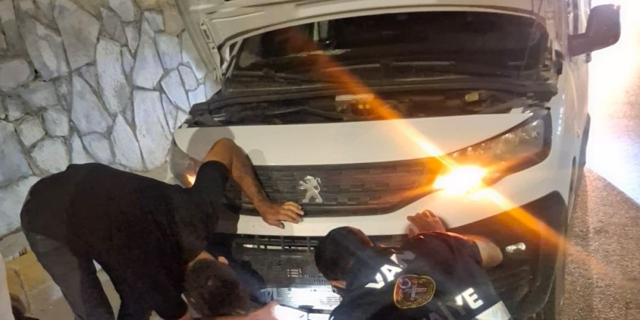 Van'ın Edremit ilçesinde kamyonetin çarptığı köpeği kurtardı