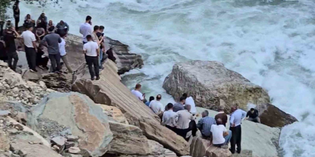 Serinlemek için girdiği Habur Çayı’nda kayboldu