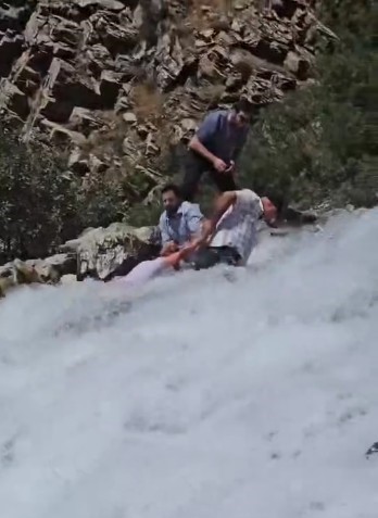 Kanispi Şelalesi’nde akıntının ortasında kalan çocuk son anda kurtarıldı