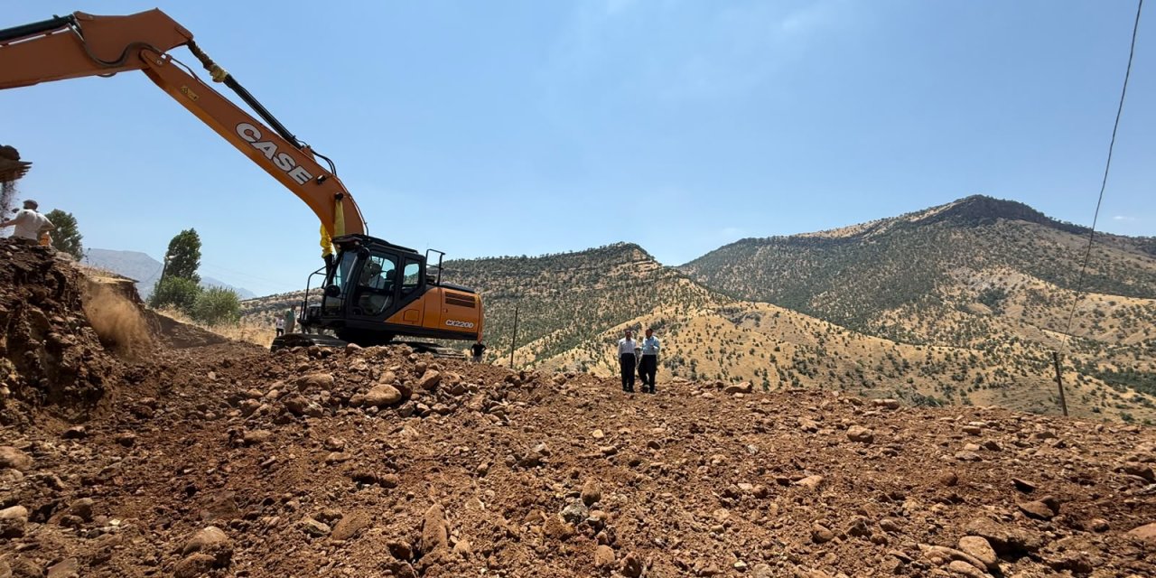 Derecik Belediyesi'nden ihtiyaç sahibi aileye temel kazısı desteği
