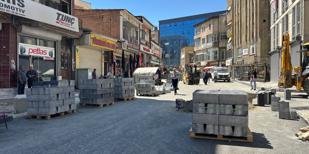 Yüksekova’da cadde ve sokaklarda kaldırım çalışması