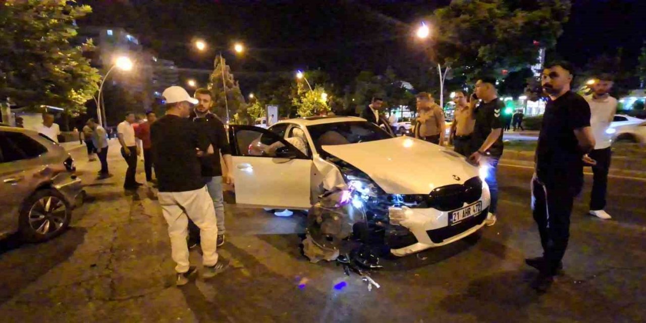 Diyarbakır’da iki otomobil çarpıştı: 5 yaralı