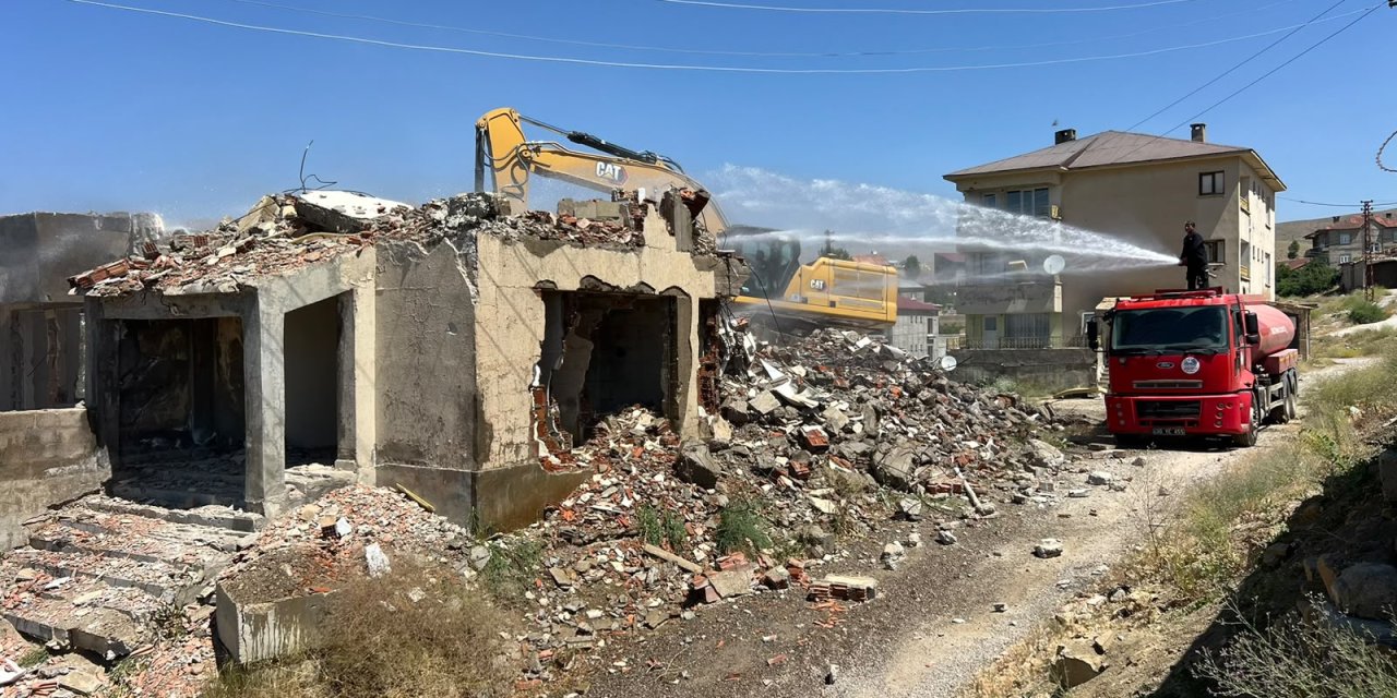 Yüksekova’da mahalleliyi tedirgin eden metruk bina yıkıldı