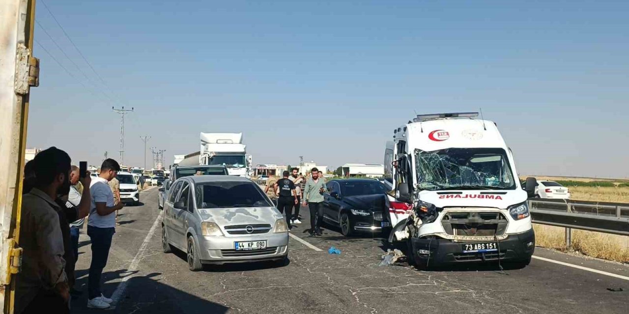 Mardin’de ambulans, tır ve otomobilin karıştığı kazada 3 kişi yaralandı