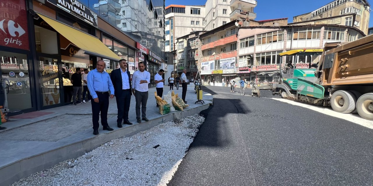 Özgürlük Meydanı’nda asfalt serimine geçildi