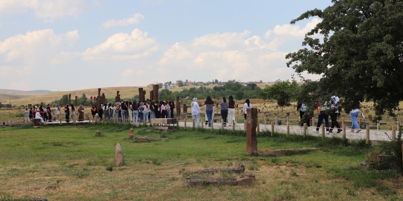 Selçuklu Meydan Mezarlığı yaz ziyaretçilerini ağırlıyor