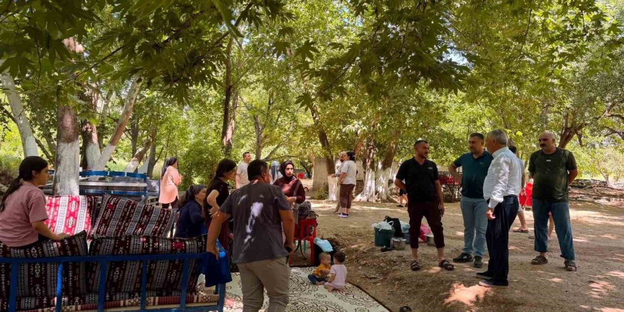 Karamehmetoğlu, Çermik'i ziyaret eden turistlerle görüştü