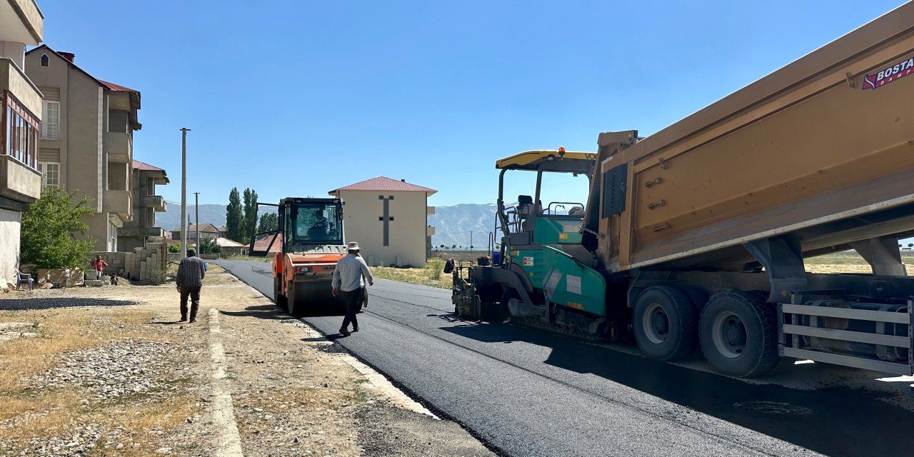 Yüksekova’nın Hacı Musa Caddesi’nde asfalt çalışması