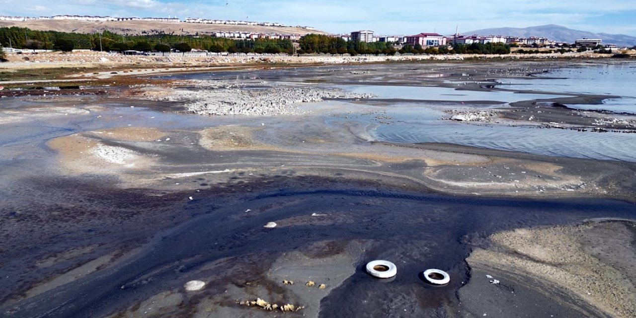 Van Gölü'nde seviye yükseldi; mikrobiyalitler yeniden su altında kaldı