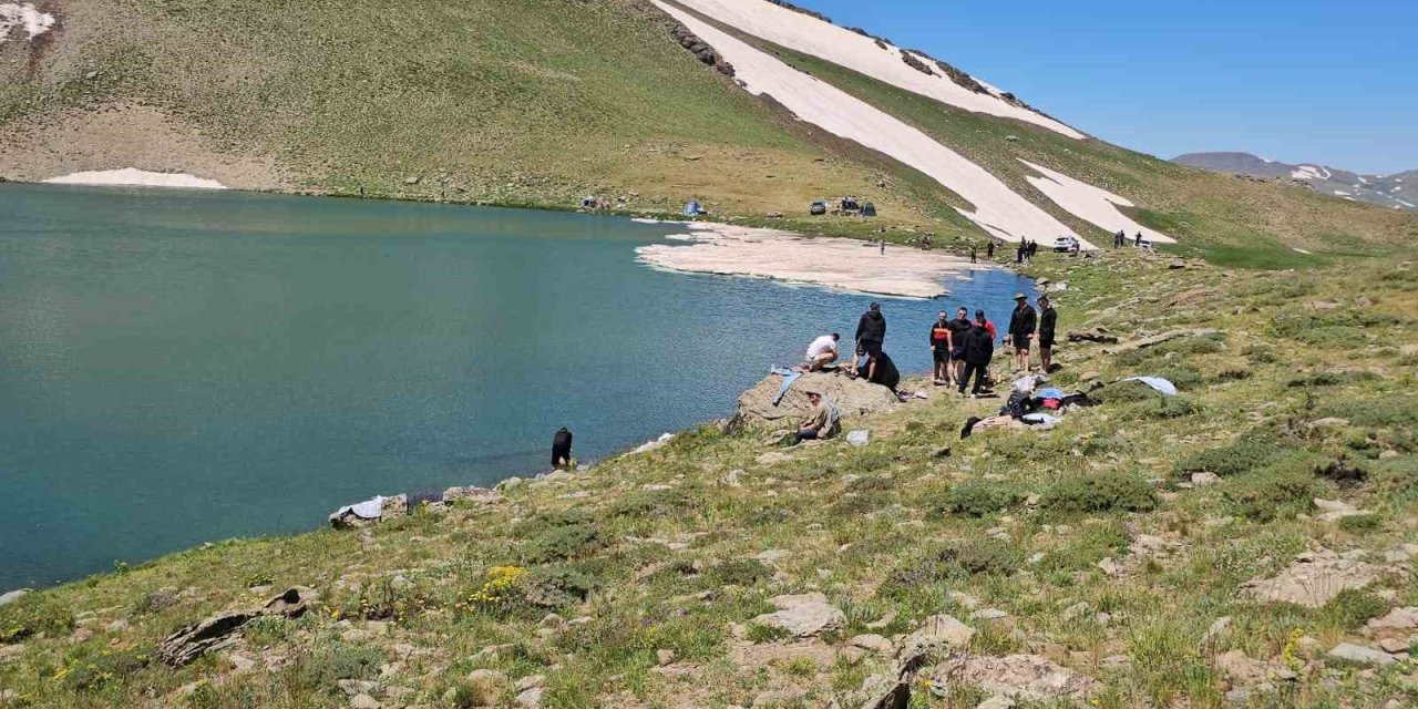 Van'da sıcaktan bunalanlar Çalyan Gölü’ne akın ediyor