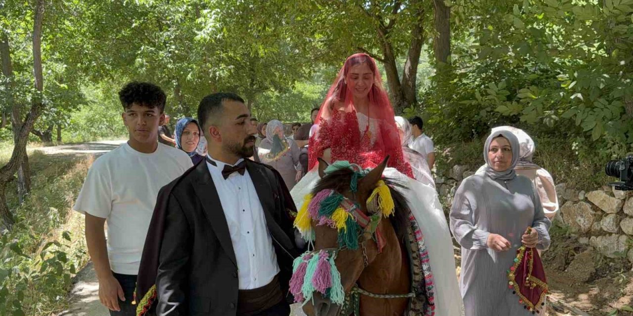Bitlis’te atlı gelin geleneği renkli görüntülere sahne oldu