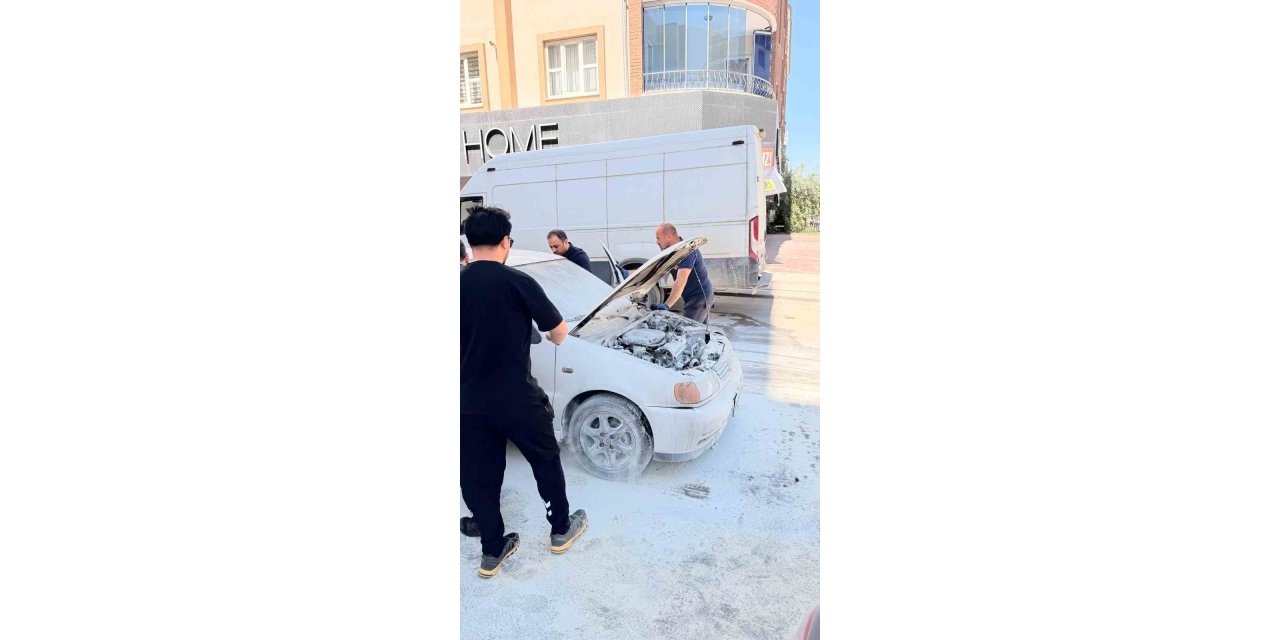 Van’da seyir halindeki otomobilin motoru yandı