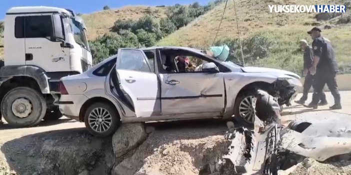 Yüksekova-Van karayolunda otomobil devrildi: 4 yaralı