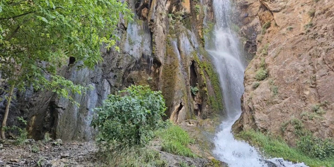 Hakkari’deki Ava Ore Şelalesi mest ediyor